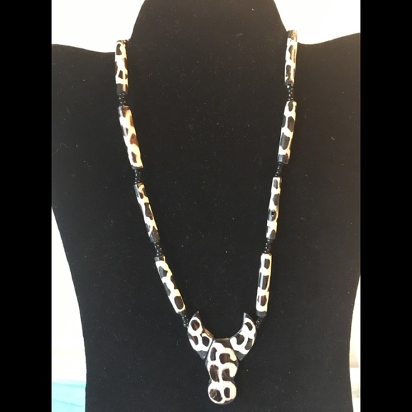 Animal shape beaded necklace - Picture 1 of 3